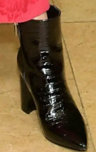 Picture of Chloe Bennet shoes