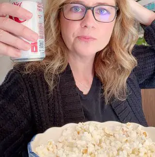 Picture of what does Jenna Fischer eat - Diet Drink and Popcorn