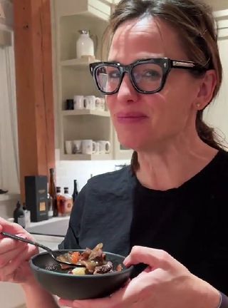Picture of Jennifer Garner eating homemade stew.