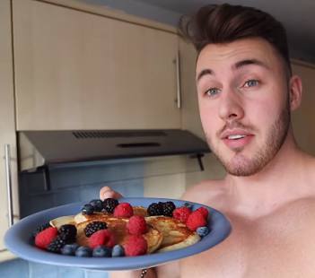 Brandon Harding Professional bodybuilder Brandon Harding shares his idea of the perfect breakfast to build lean muscle.