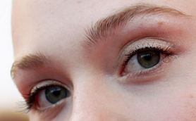 Picture of Elle Fanning eyes, eyelashes, and eyebrows