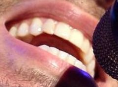 Picture of Enrique Iglesias teeth and smile