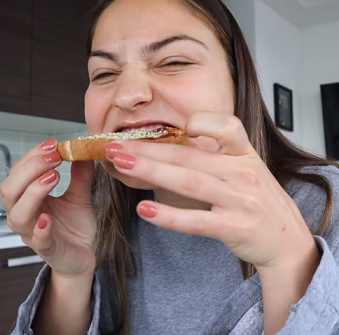 Professional makeup artist turned YouTube DIY guru Jaclyn Forbes has shared a quick, healthy breakfast idea that uses organic hemp seeds over organic peanut butter and jam toast.