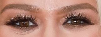 Picture of Kelly Clarkson eyes, eyelashes, and eyebrows