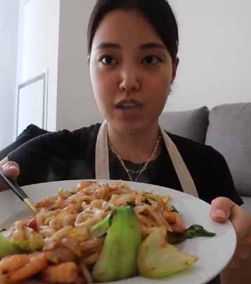 Michelle Choi Michelle Choi has shared what she eats in a day and for a healthy dinner she showed how to make Shrimp Stir Fry & Udon Noodles.