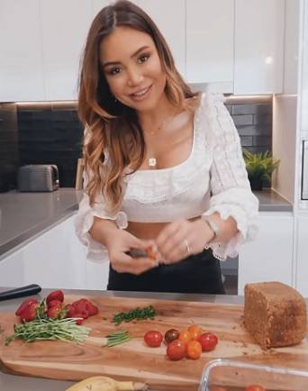 Are you ready to try Pia Muehlenbeck's meal made of Quark European style cottage cheese on Ezekiel bread with tomato, chives and sprouts?
