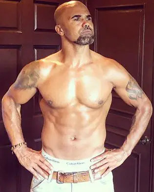 Picture of Shemar Moore abs and toned mid-section
