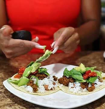 Vegan bodybuilder Toni Mitchell makes Vegan tacos with meatless crumbles, pinto beans, shredded lettuce and more healthy items!