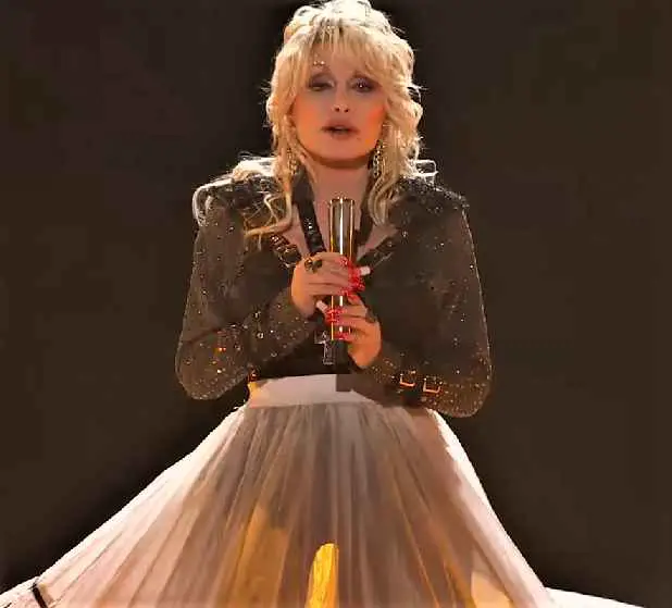 Picture of Dolly Parton singing on stage at the 58th ACM Awards