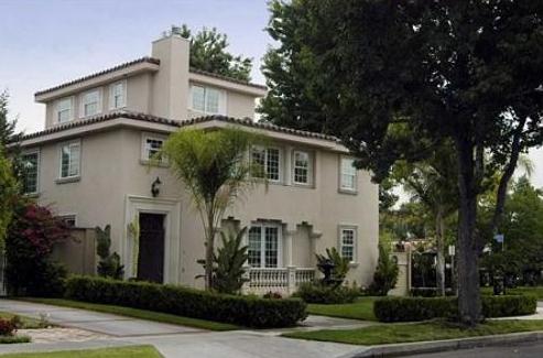 Demi Lovato house Toluca Lake, California - pictures, rare facts and info about Demi Lovato house.